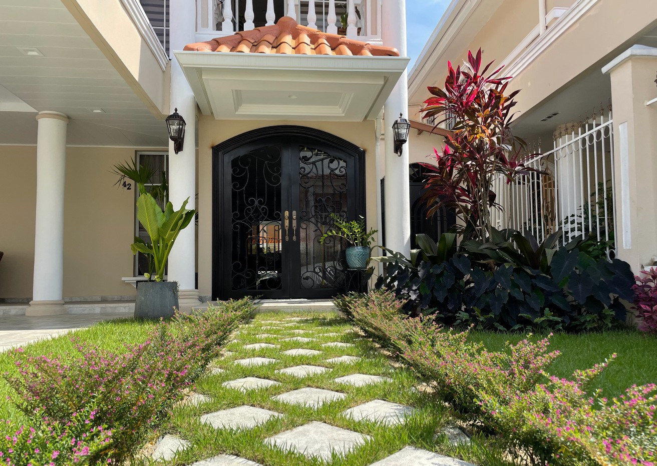 Especialistas en arquitectura en Panamá, diseño de interiores y paisajismo. Crea espacios únicos y verdes para viviendas y negocios.