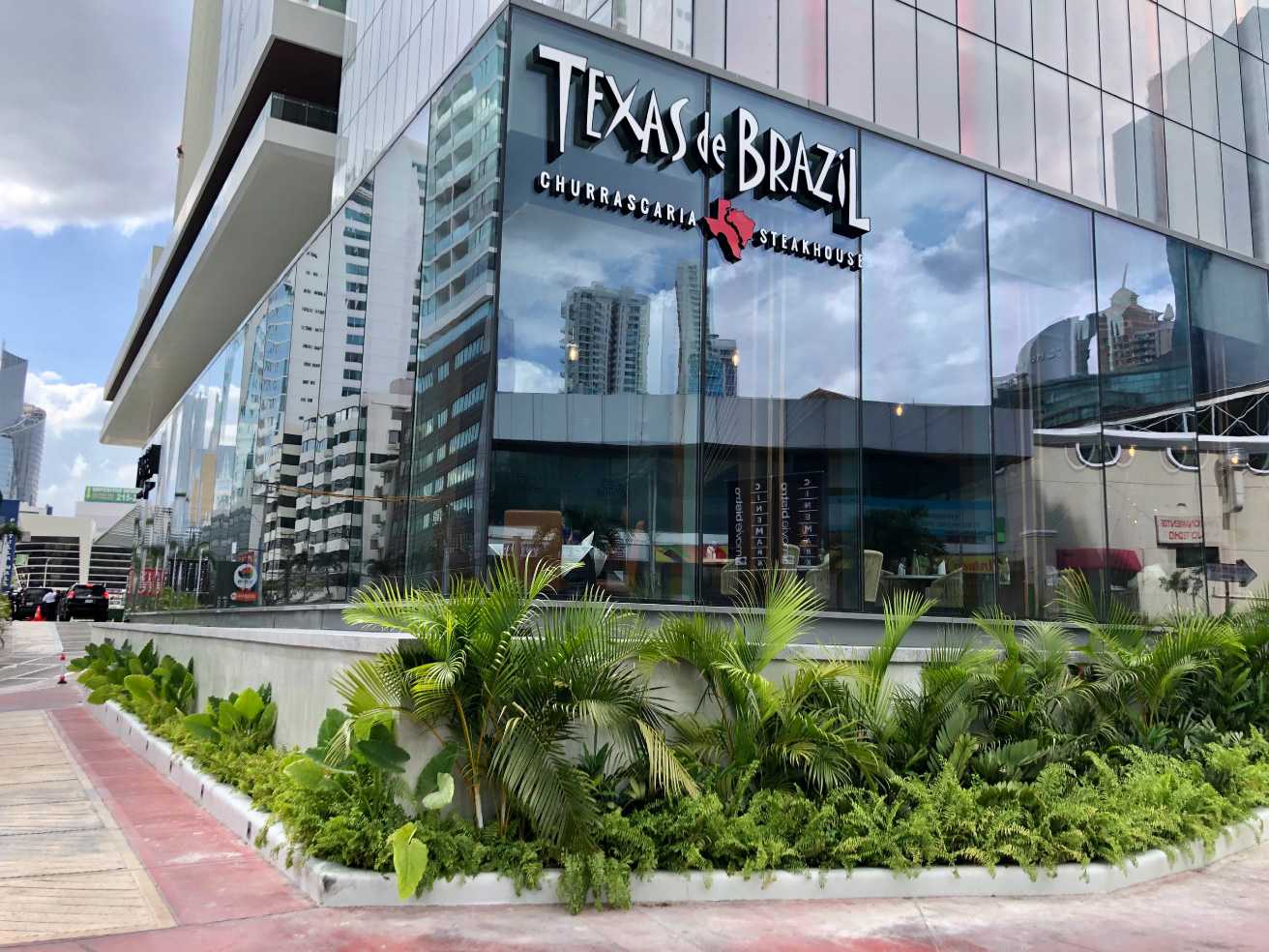 Especialistas en arquitectura en Panamá, diseño de interiores y paisajismo. Crea espacios únicos y verdes para viviendas y negocios.